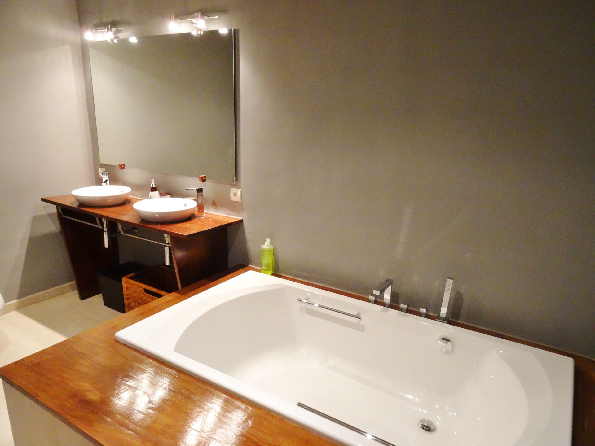 <b>Bathroom of Master Suite</b>