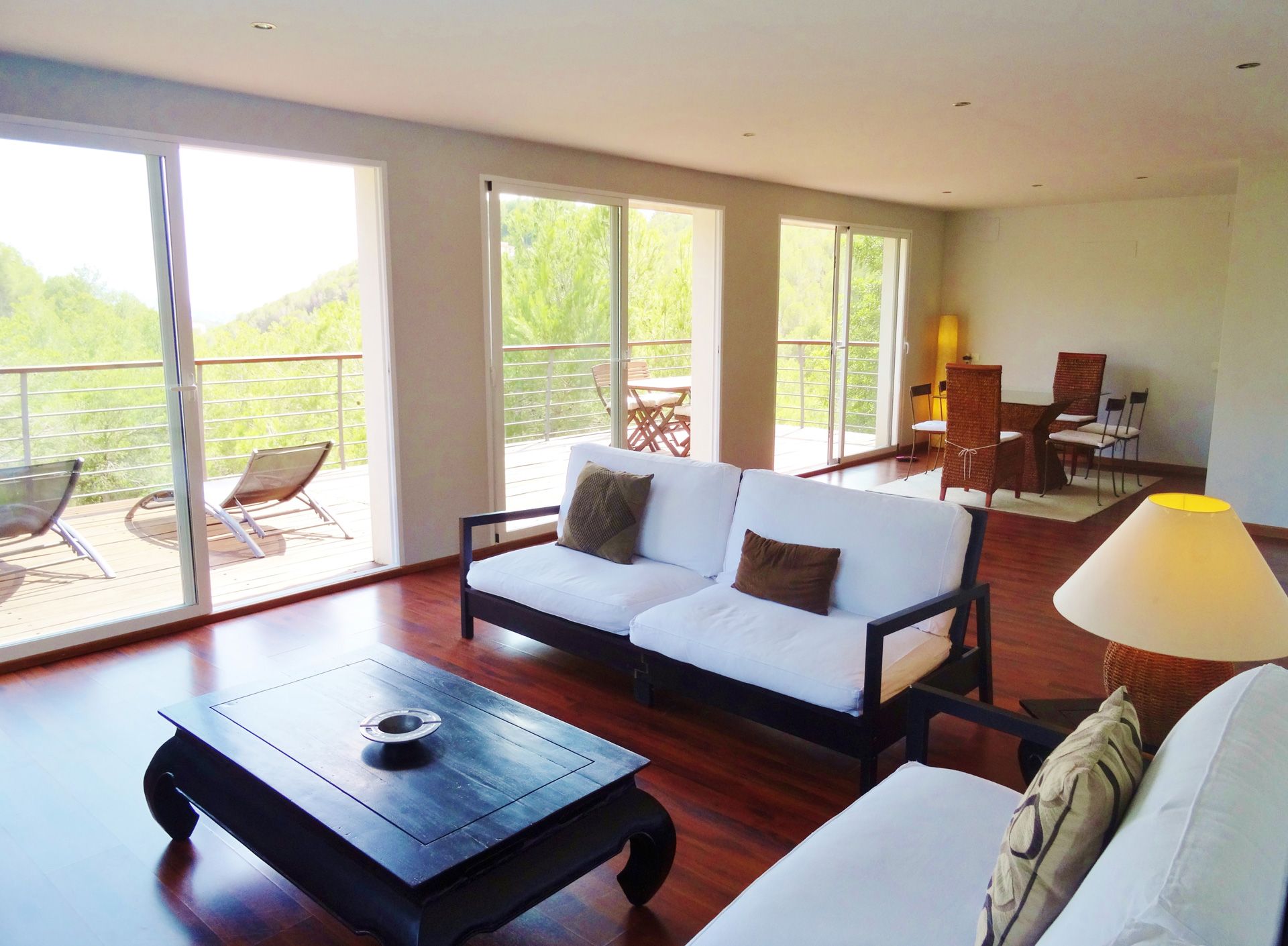 <b>Living room open on terrace</b>